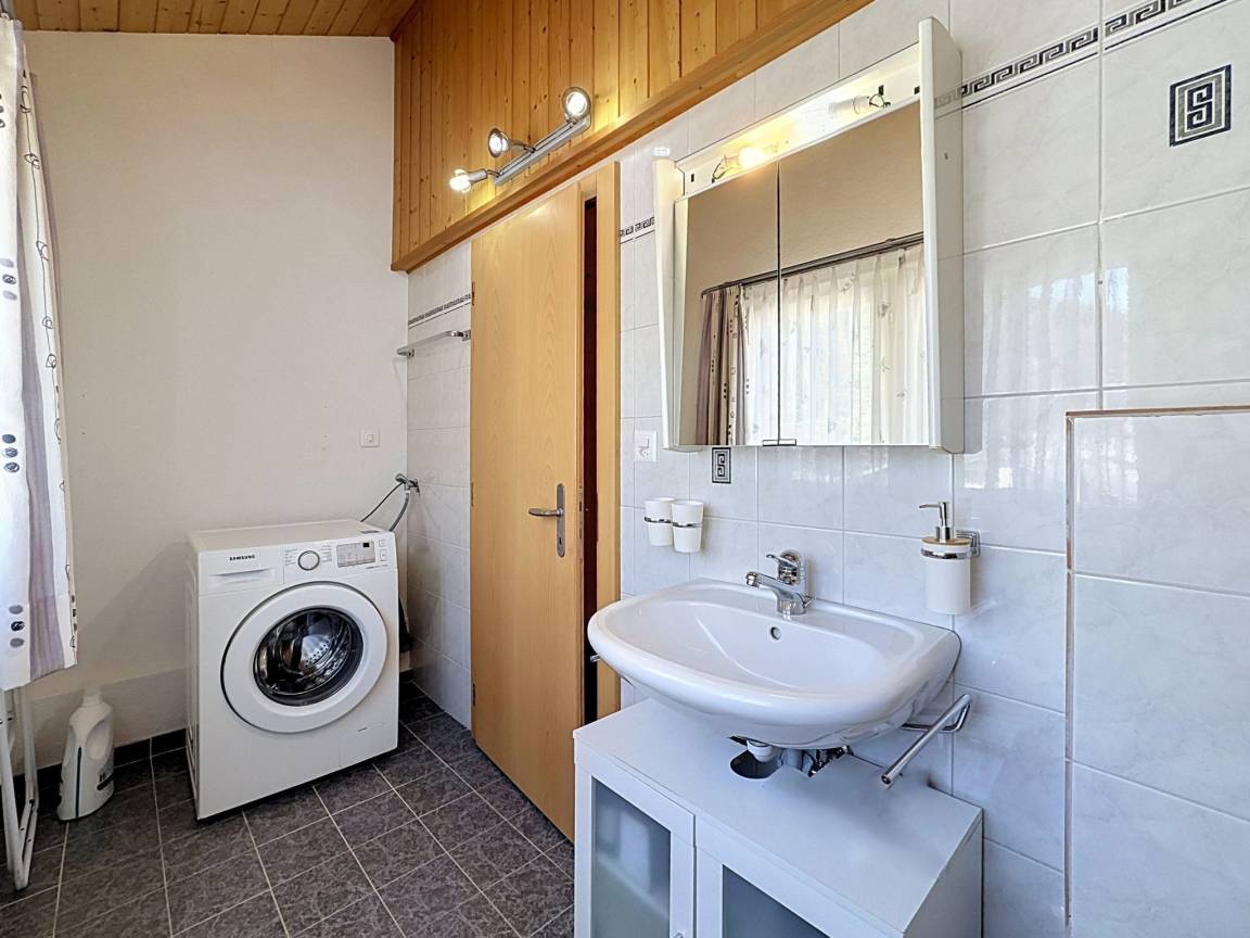 Coin buanderie avec lave-linge
