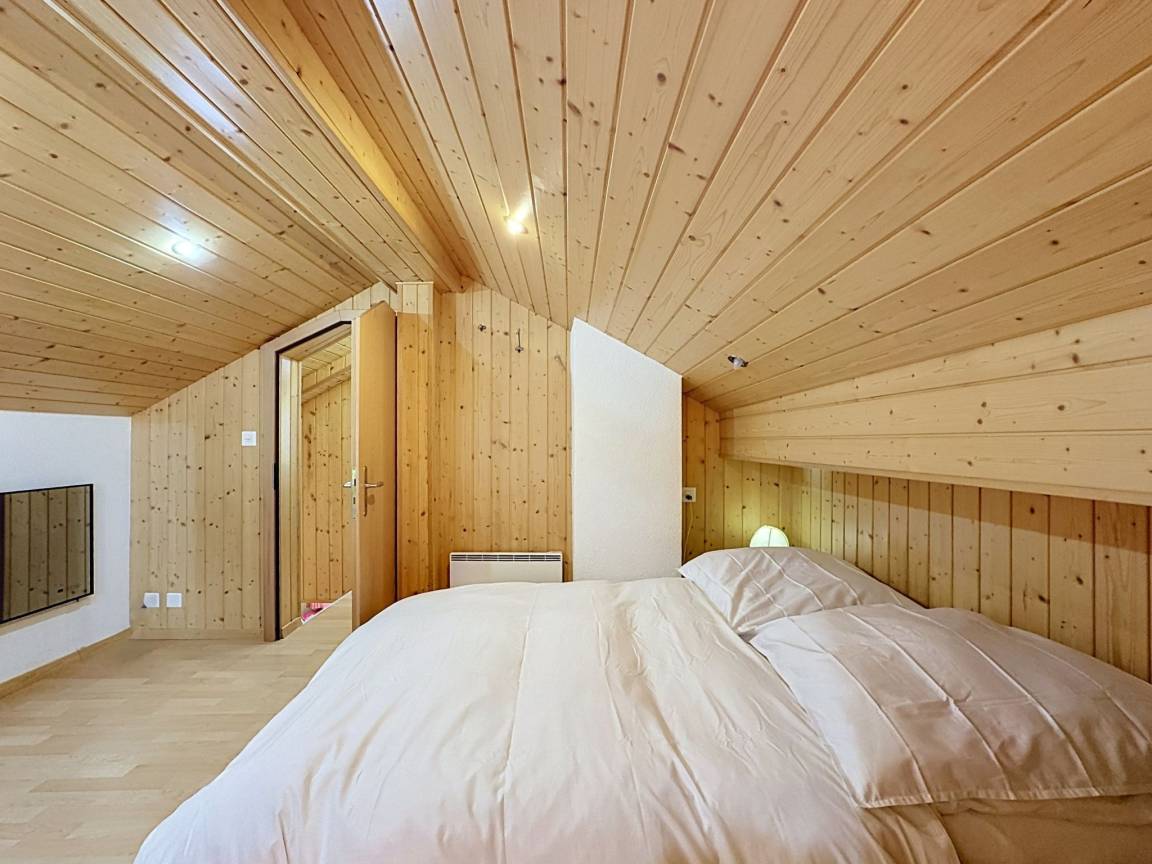 La chambre mansardée avec lit double
