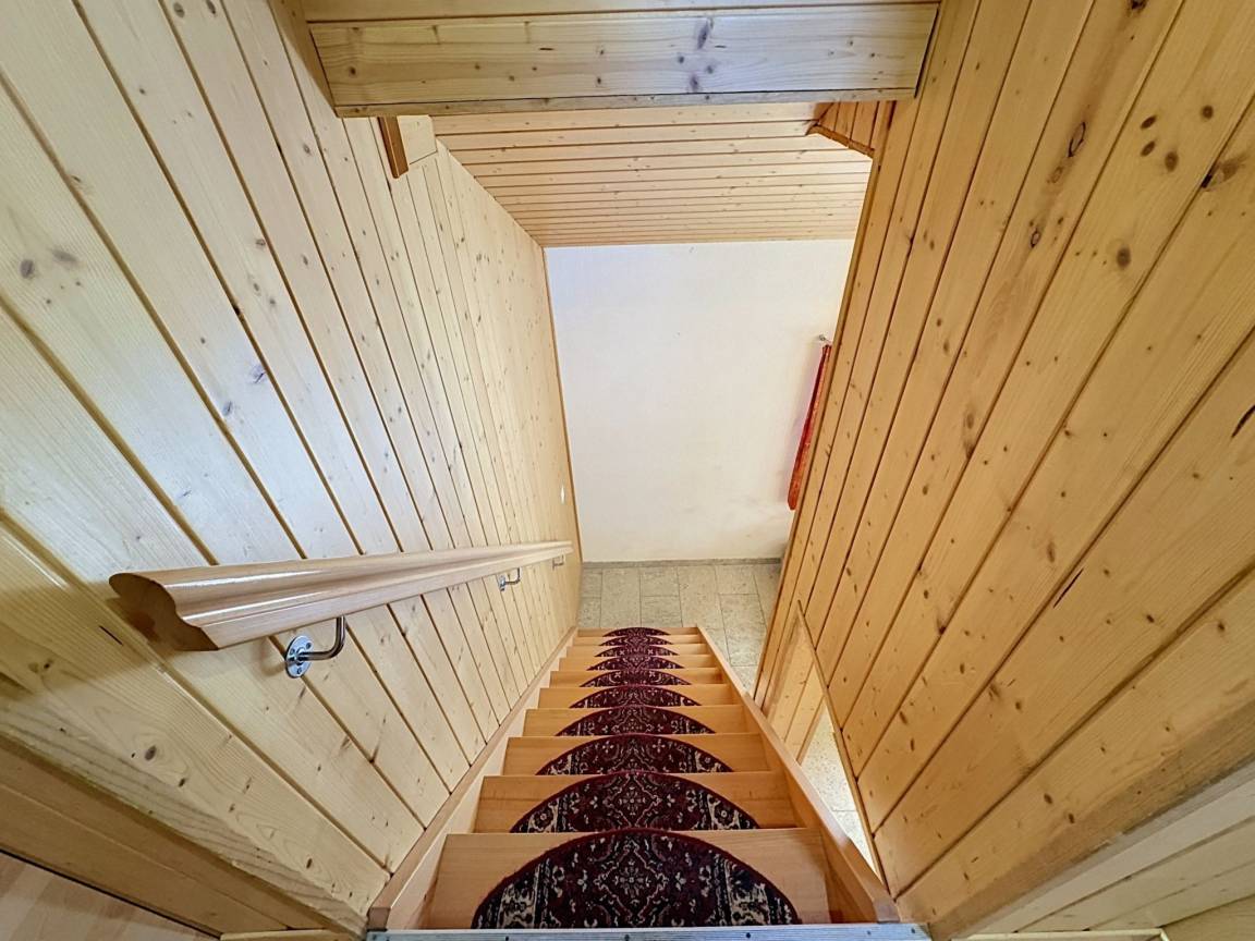 L'escalier intérieur en bois menant à l'étage
